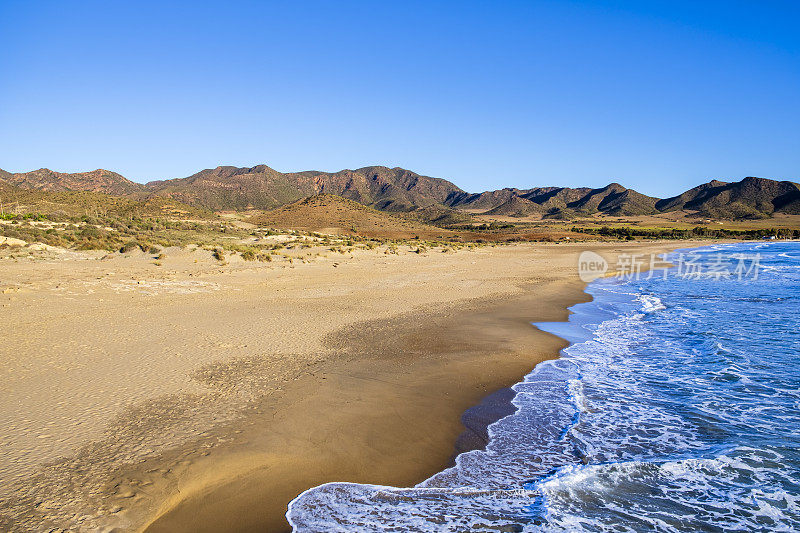 普拉亚德洛斯热那亚，在Cabo de Gata-Níjar自然保护区美丽的海滩之一-西班牙